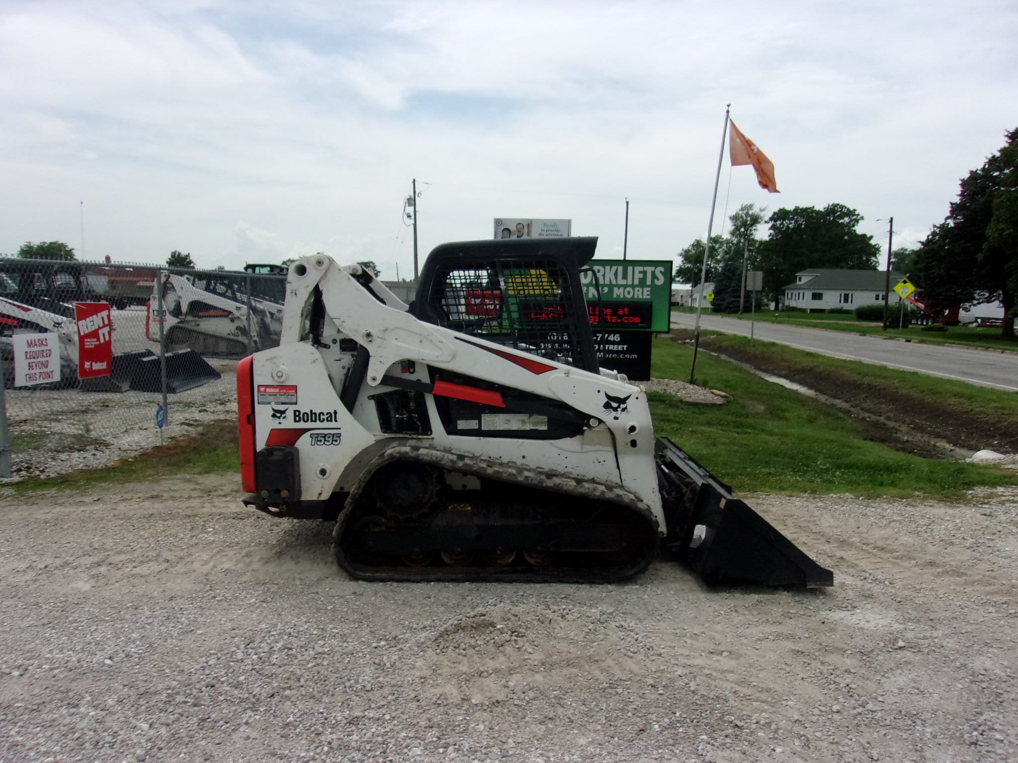2018 Bobcat T595 Track Skid Steer 39,500 forklifts